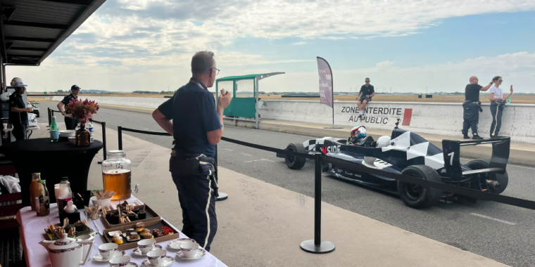 Un tea time en bord de pitlane