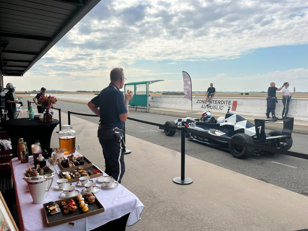Un tea time en bord de pitlane